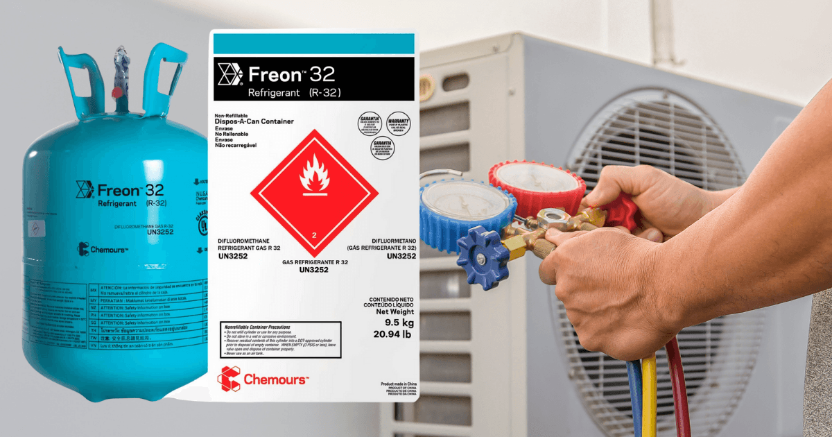 Técnico de HVAC/R trabalhando com sistema de ar-condicionado e cilindro de fluido refrigerante R32