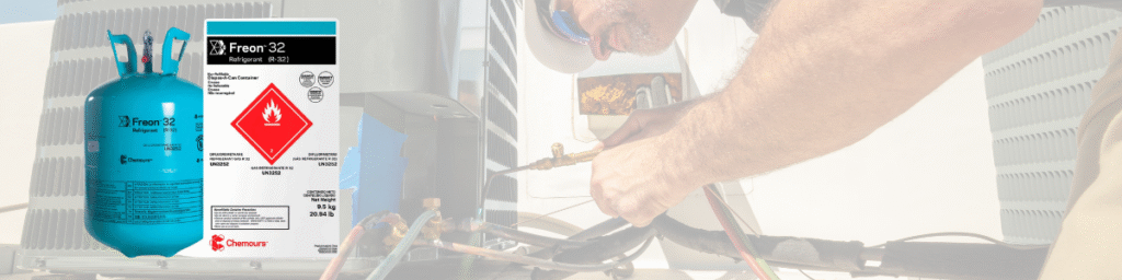 Técnico de HVAC/R trabalhando com sistema de ar-condicionado e cilindro de fluido refrigerante R32